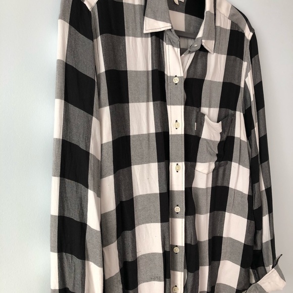 Levi’s Boyfriend Fit Button Up Shirt - Picture 2 of 3